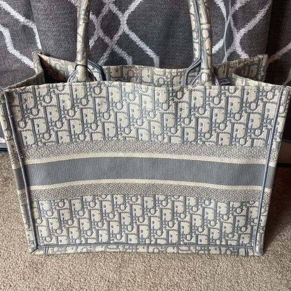 CHRISTIAN DIOR MEDIUM BOOK TOTE ECRU WHITE AND GRAY OBLIQUE EMBROIDED W/ COA - Picture 7 of 10
